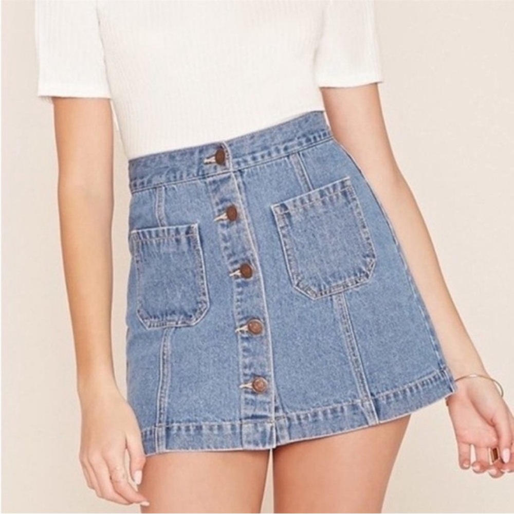 NWOT Forever 21 Stonewashed Denim Button Up Skirt with Front Pockets